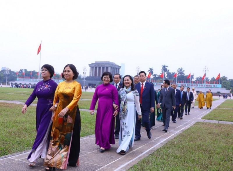 Đại biểu Quốc hội đặt vòng hoa và vào Lăng viếng Chủ tịch Hồ Chí Minh | Chính trị | Vietnam+ (VietnamPlus)