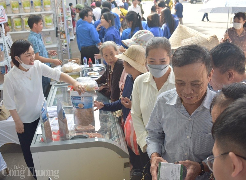 Đa dạng sản phẩm OCOP tham gia hội chợ lễ hội chùa Keo Thái Bình 2023 Đa dạng sản phẩm OCOP tham gia hội chợ lễ hội chùa Keo Thái Bình 2023