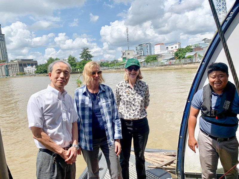 Các Tổng lãnh sự cũng đi thuyền trên sông Mekong cùng các nhà sinh thái học hàng đầu để tận mắt thấy những ảnh hưởng của biến đổi khí hậu đến các cộng đồng địa phương (Ảnh: Tổng lãnh sự quán Hoa Kỳ tại TP. Hồ Chí Minh)