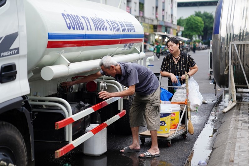 Người già thay nhau nhận nước từ xe téc của các mạnh thường quân và một số tổ chức, đơn vị khác điều đến