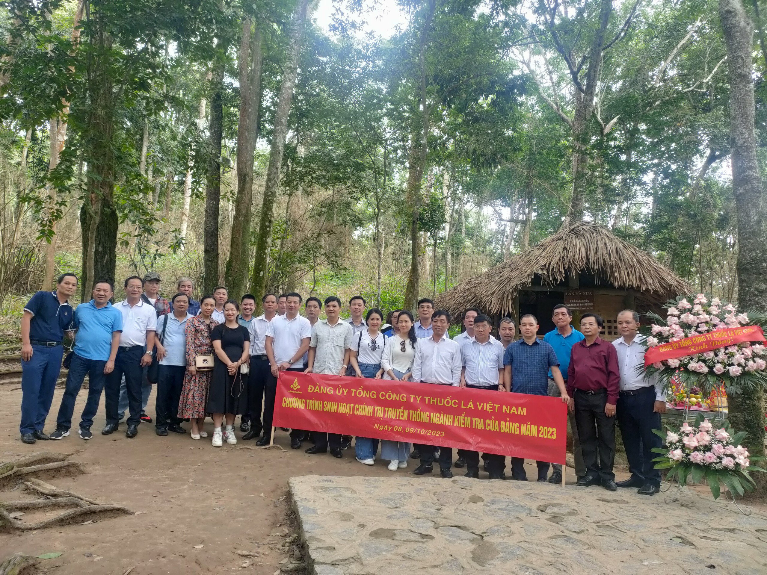 Vinataba tổ chức chương trình sinh hoạt chính trị - hành trình về với địa chỉ đỏ