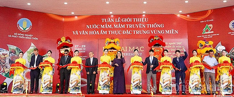 Các đại biểu cắt băng khai mạc Tuần lễ