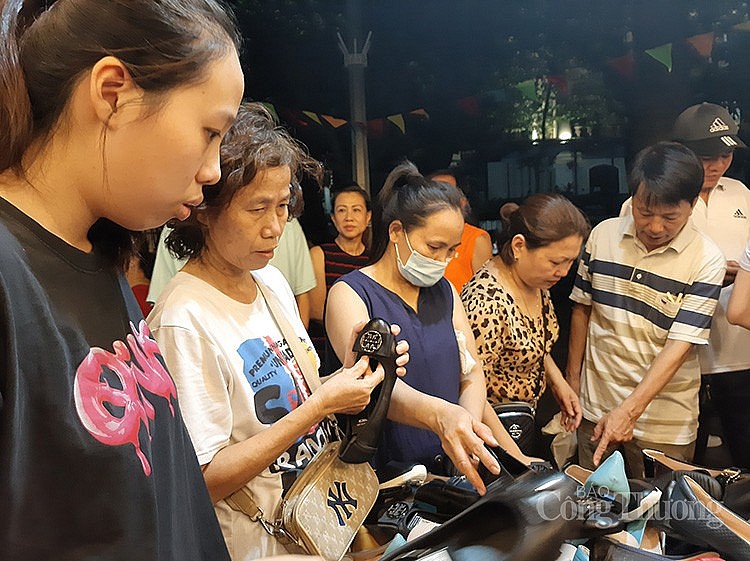 Người tiêu dùng mua hàng khuyến mại giảm giá tại Lễ khai mạc Tháng khuyến mại Hà Nội năm 2023. Người tiêu dùng mua hàng khuyến mại giảm giá tại Lễ khai mạc Tháng khuyến mại Hà Nội năm 2023.