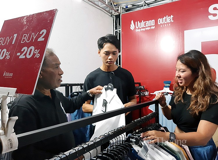 Người tiêu dùng mua hàng khuyến mại giảm giá tại Lễ khai mạc Tháng khuyến mại Hà Nội năm 2023. Người tiêu dùng mua hàng khuyến mại giảm giá tại Lễ khai mạc Tháng khuyến mại Hà Nội năm 2023.