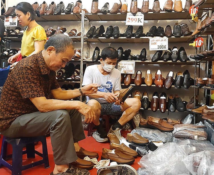 Người tiêu dùng mua hàng khuyến mại giảm giá tại Lễ khai mạc Tháng khuyến mại Hà Nội năm 2023. Người tiêu dùng mua hàng khuyến mại giảm giá tại Lễ khai mạc Tháng khuyến mại Hà Nội năm 2023.