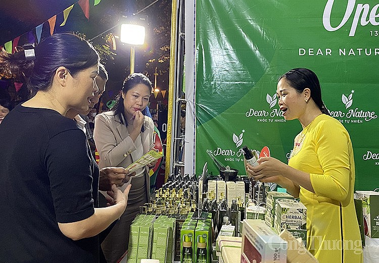 Sự kiện “Lễ hội mua sắm Hà Nội - HaNoi Shopping Festival” diễn ra từ ngày 27/10-29/10 tại phố đi bộ Hồ Gươm, Hà Nội (khu vực đường Lê Thái Tổ) với nhiều hoạt động trải nghiệm, mua sắm hấp dẫn. Sự kiện “Lễ hội mua sắm Hà Nội - HaNoi Shopping Festival” diễn ra từ ngày 27/10-29/10 tại phố đi bộ Hồ Gươm, Hà Nội (khu vực đường Lê Thái Tổ) với nhiều hoạt động trải nghiệm, mua sắm hấp dẫn.