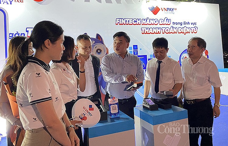 Không gian trải nghiệm tiêu dùng không tiền mặt của VNPAY với nhiều ưu đãi khi tiêu dùng qua App, quét QRcode với cơ hội nhận mã giảm giá và những ưu đãi bất ngờ.  Không gian check in độc đáo cùng Vietjet và cơ hội săn vé 0đ trực tuyến đi nội địa, quốc tế.