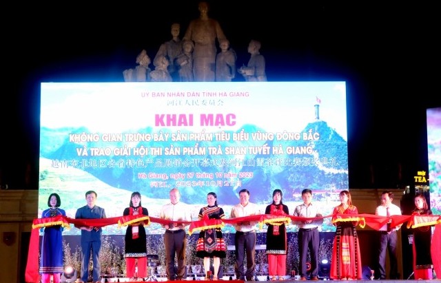 Khai mạc không gian hàng trưng bày sản phẩm tiêu biểu vùng Đông Bắc tại thành phố Hà Giang