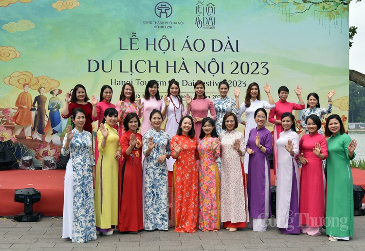 Choáng ngợp sắc màu tại Lễ hội Áo dài du lịch Hà Nội 2023 Choáng ngợp sắc màu tại Lễ hội Áo dài du lịch Hà Nội 2023