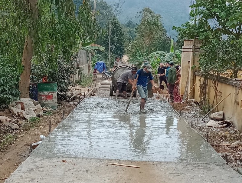 Bê tông hóa đường giao thông nông thôn giúp đồng bào vận chuyển nông sản, hàng hóa thuận tiện, dễ dàng (Ảnh: Thủy Tiên)