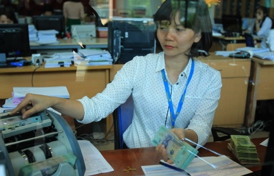 Cần tăng lương xứng đáng để chống “lậu”