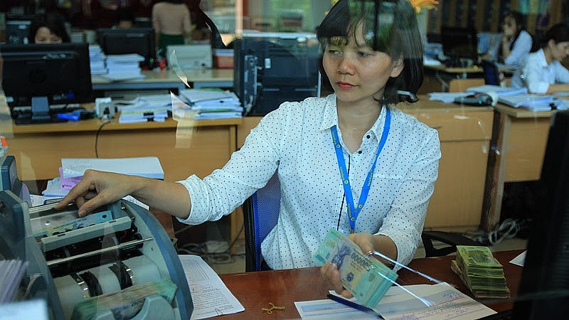 Trả lương tương xứng sẽ góp phần vào chống “lậu”, góp phần vào công cuộc chống tham nhũng hiện nay. Ảnh minh hoạ: Hoàng Hà