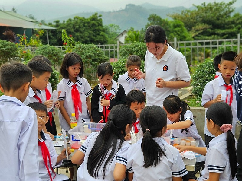 Mang đông ấm và trải nghiệm khoa học cho học sinh Trường tiểu học dân tộc bán trú Châu Quế Hạ