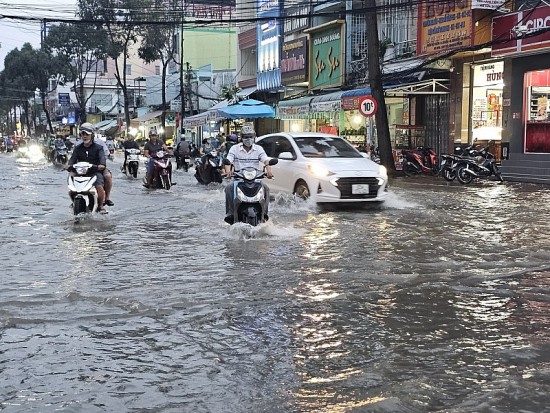 TP. Cần Thơ: Triều cường đã vượt mức báo động III, nhiều nơi bị ngập sâu