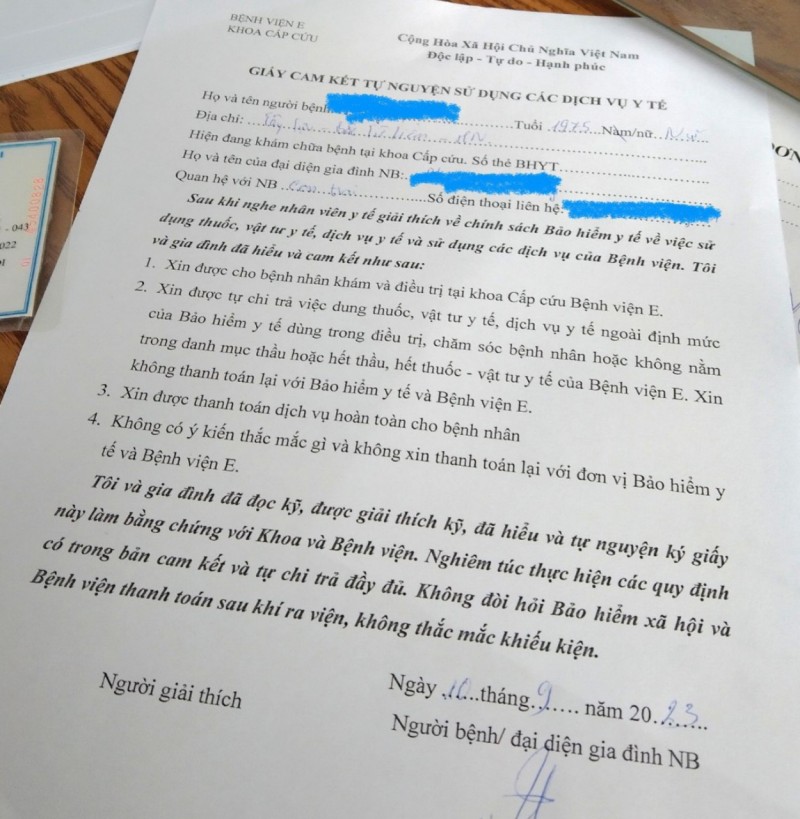 Bệnh viện E yêu cầu bệnh nhân có bảo hiểm ký cam kết tự nguyện sử dụng các dịch vụ y tế
