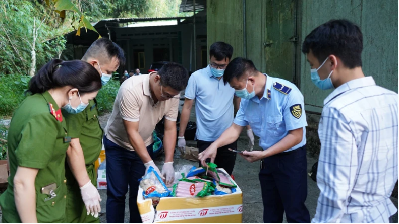 Bắc Kạn: Phát hiện kho hàng chứa 1,5 tấn thực phẩm đông lạnh bốc mùi hôi