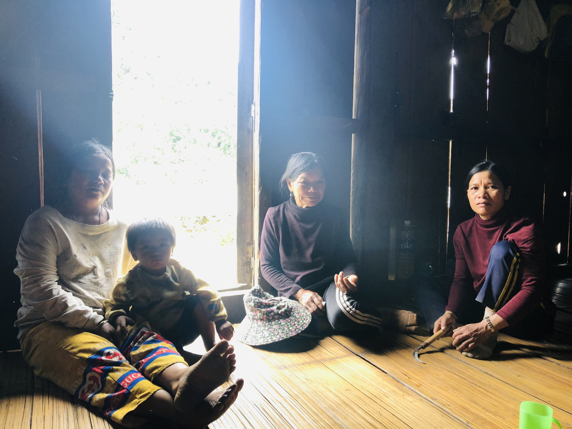 kon tum cuoc song khon kho cua ngoi lang nhieu khong giua chon tham son hinh 3