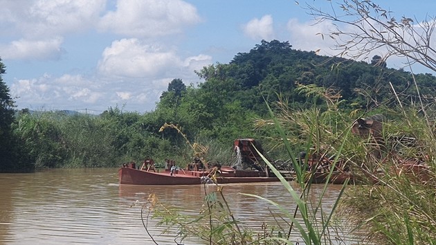 Tàu hết hạn đăng kiểm nhưng vẫn ngang nhiên khai thác cát ngoài phạm vi