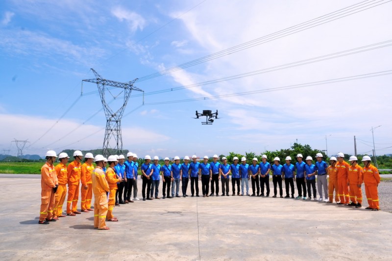 Thanh niên EVNNPT tự đào tạo để nâng cao kiến thức sử dụng UAV phục vụ sản xuất