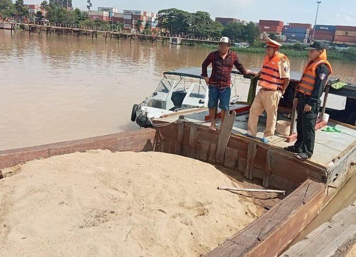 Lực lượng Cảnh sát giao thông bắt quả tang người và phương tiện vận chuyển cát trái phép