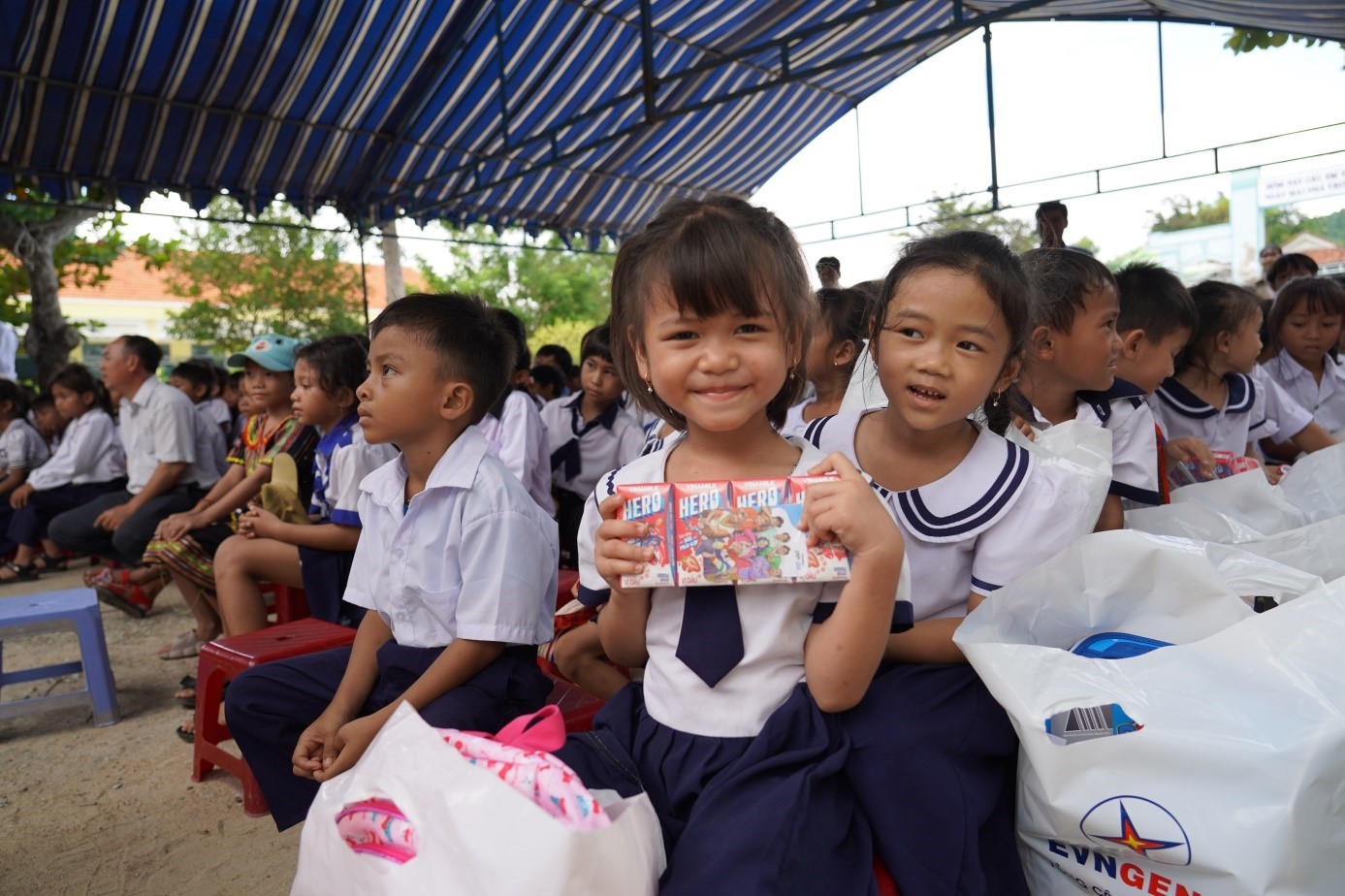 Lan tỏa yêu thương qua chương trình  “Tiếp bước em đến trường