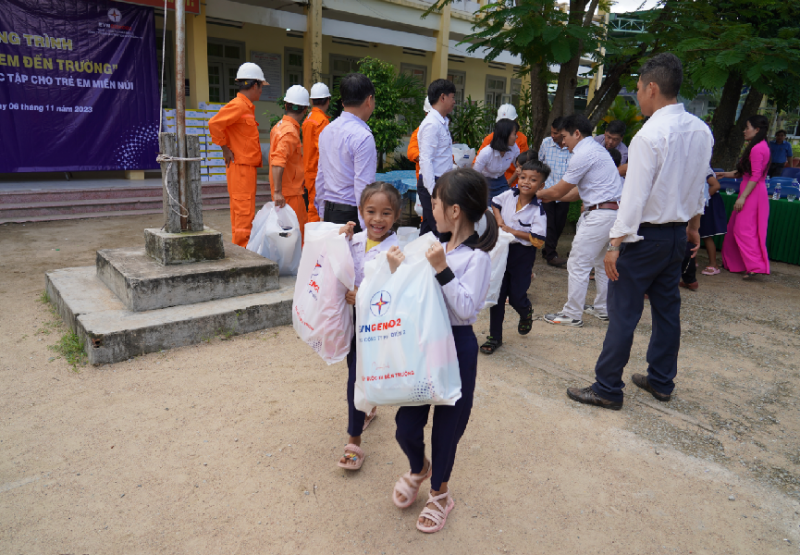 Nụ cười hồn nhiên trên nhưng gương mặt thơ ngây khi được nhận quà từ chương trình “Tiếp bước em đến trường”