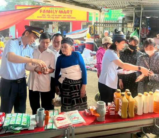 Thanh Hóa: Quản lý thị trường giúp người dân vùng miền núi, biên giới phân biệt hàng thật - hàng giả