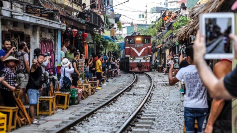 Chi nhánh Khai thác đường sắt Hà Nội: Đề nghị giải tỏa phố "cà phê đường tàu"