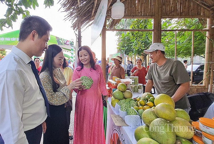 Các đại biểu đi tham quan gian hàng