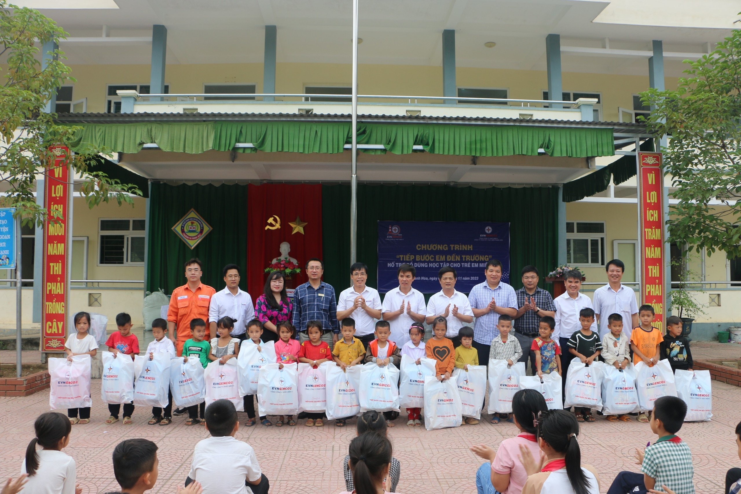 Lan tỏa yêu thương từ chương trình “Tiếp bước em đến trường”