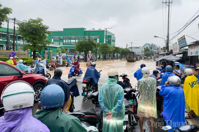 Quảng Nam: Mưa lớn khiến nhiều hàng quán ngập sâu, người dân lội nước đi khám bệnh