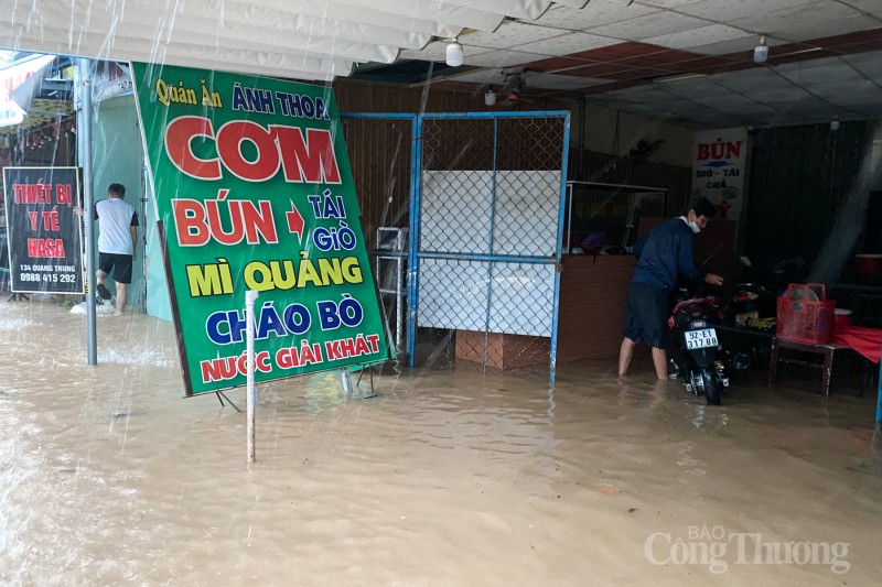 Quảng Nam: Mưa lớn khiến nhiều hàng quán ngập sâu, người dân lội nước đi khám bệnh