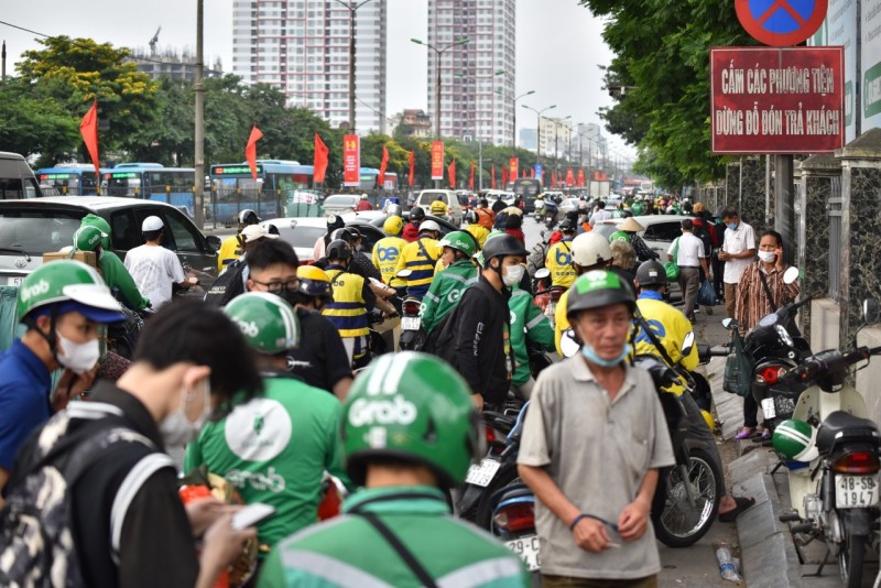 nhiều lứa tuổi, ngành nghề khác nhau đều có thể trở thành tài xế xe ôm công nghệ