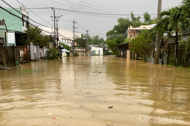 Quảng Nam: Nước sông dâng cao, người dân vùng “rốn lũ” Đại Lộc tất bật chạy lụt