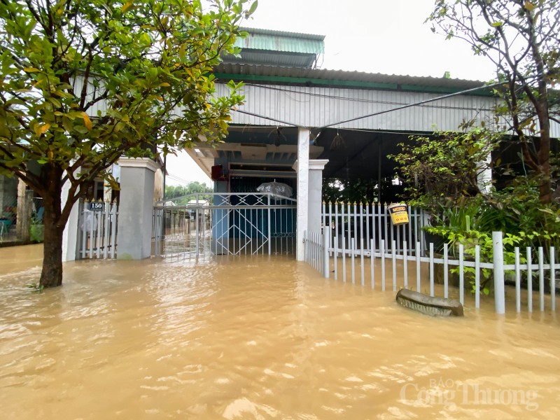 Quảng Nam: Nước sông dâng cao, người dân vùng “rốn lũ” Đại Lộc tất bật chạy lụt