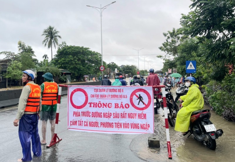 Thừa Thiên Huế: Nước ngập sâu, người dân trắng đêm ứng phó lũ lớn