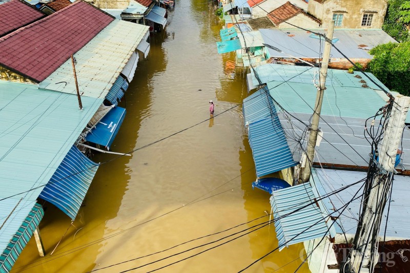 Phố cổ Hội An ngập sâu, người dân di chuyển bằng thuyền