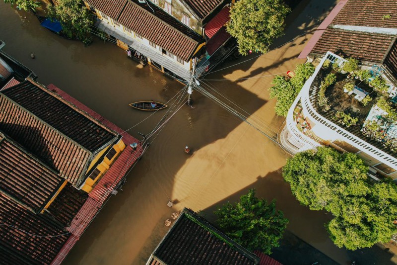 Phố cổ Hội An ngập sâu, người dân di chuyển bằng thuyền