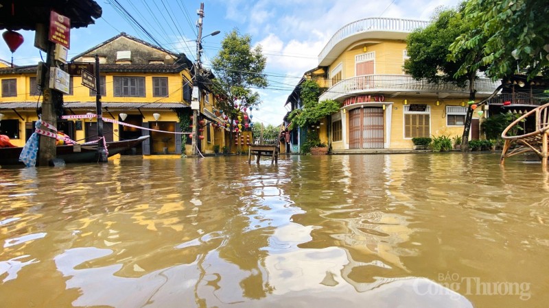 Phố cổ Hội An ngập sâu, người dân di chuyển bằng thuyền