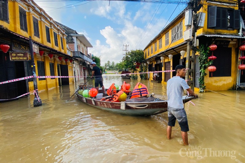 Phố cổ Hội An ngập sâu, người dân di chuyển bằng thuyền