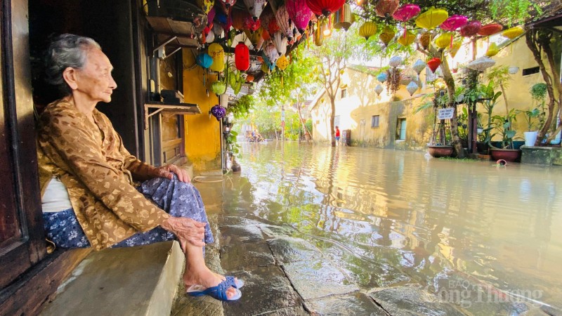 Phố cổ Hội An ngập sâu, người dân di chuyển bằng thuyền