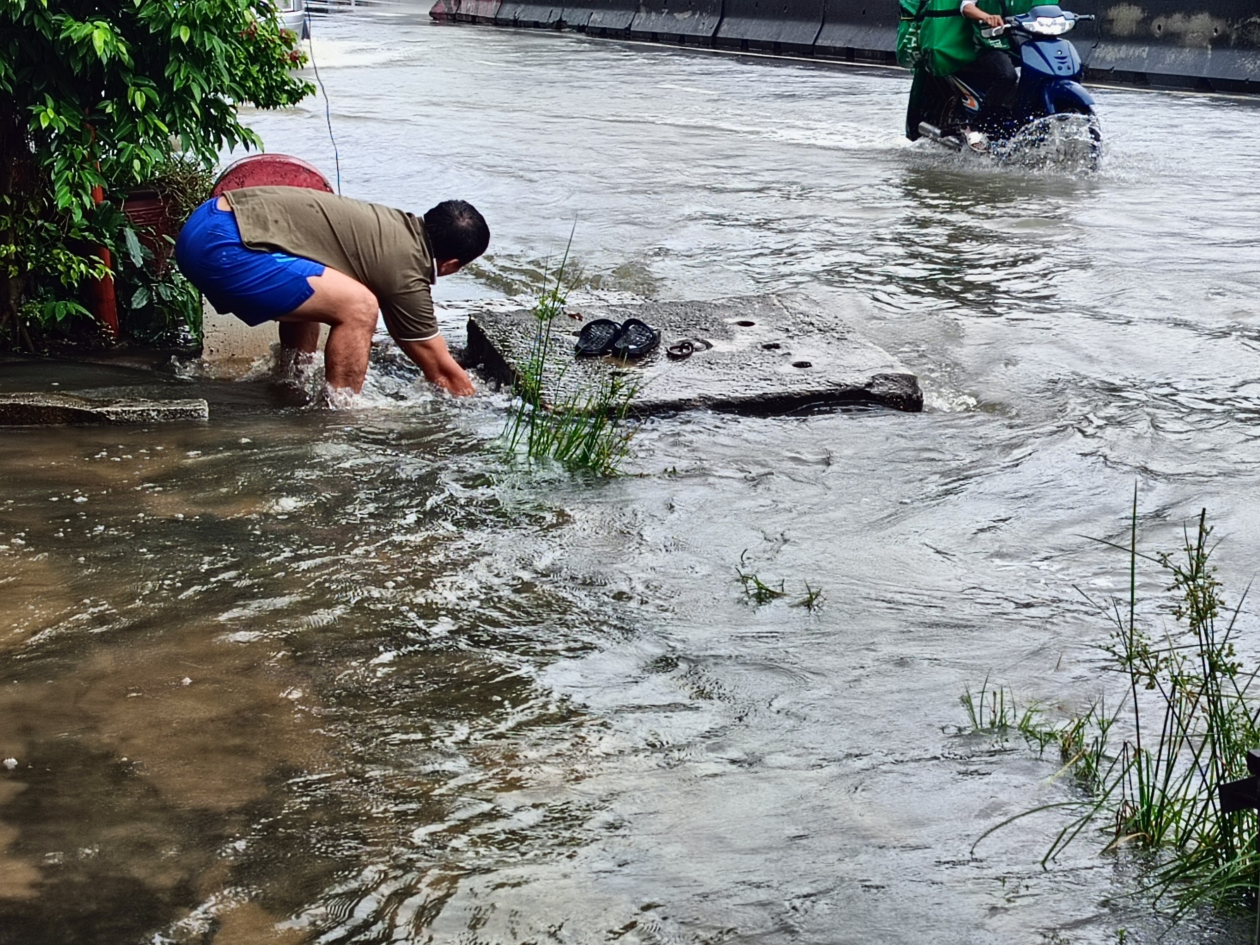 Nhiều nơi ở Khánh Hòa ngập sâu do mưa lớn
