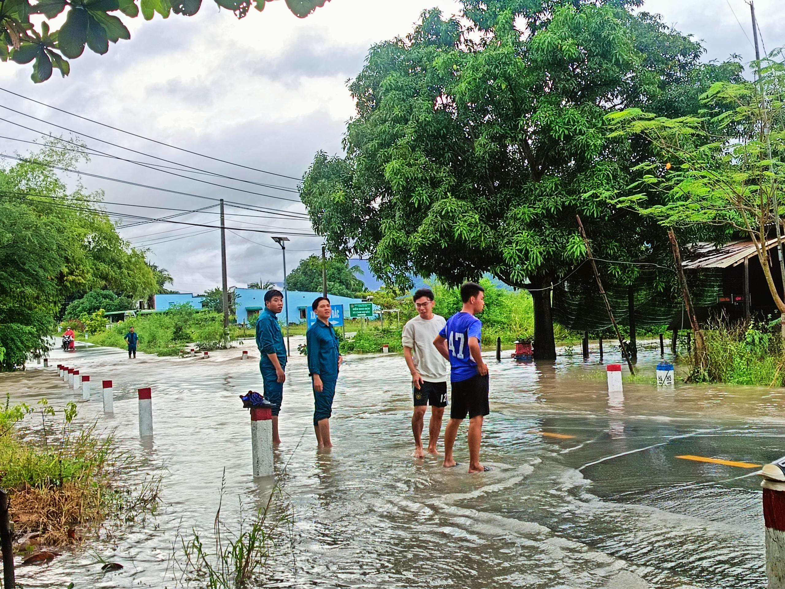 Nhiều nơi ở Khánh Hòa ngập sâu do mưa lớn
