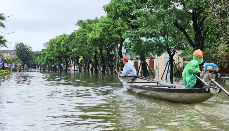 Thừa Thiên Huế: Ngập chìm trong biển nước Thừa Thiên Huế ngập chìm trong biển nước