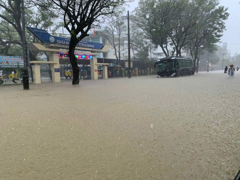 Thừa Thiên Huế: Ngập chìm trong biển nước Thừa Thiên Huế ngập chìm trong biển nước
