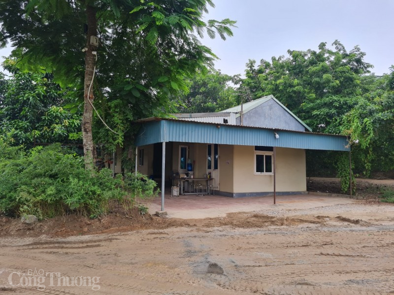 Bên trong khu tập kết cát còn xây dựng nhà điều hành cấp 4 kiên cố, có gắn camera theo dõi