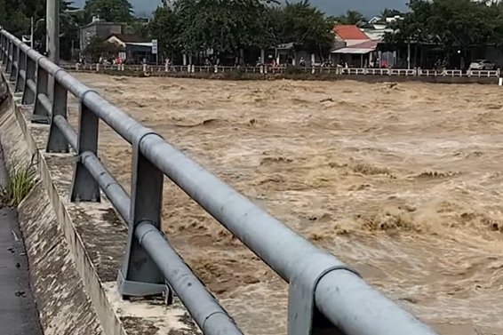 Trên sông Cái Nha Trang lũ đang lên nhanh, ảnh chụp chiều 15/11. Ảnh: Đặng Thúy