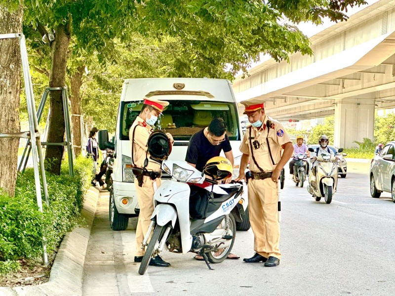 Công an 2 địa phương Hà Nội, Phú Thọ vây bắt tàu khai thác cát trái phép