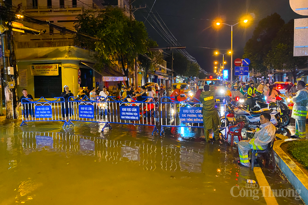 Lũ về trong đêm, người dân Nha Trang dọn đồ ‘chạy lụt’