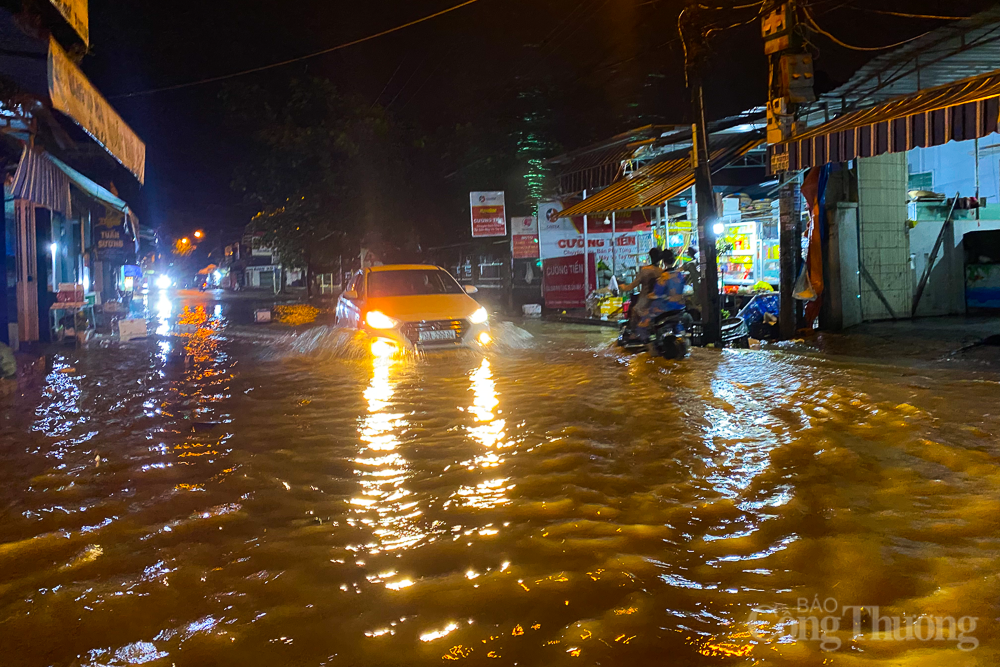 Lũ về trong đêm, người dân Nha Trang dọn đồ ‘chạy lụt’